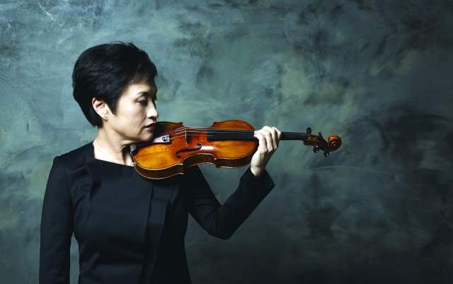 Kyung Wha Chaung performed Bach;s complete Sonatas and Partitas for Solo Violin Thursday night at Carnegie Hall.