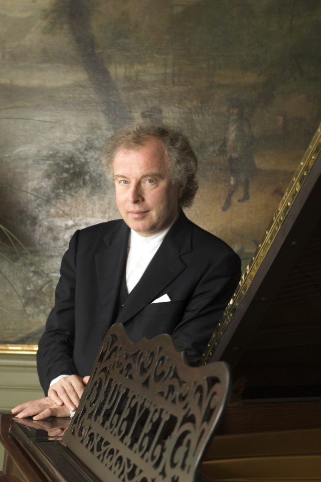 Andras Schiff performed music of Schumann and Janacek Thursday night at Carnegie Hall.